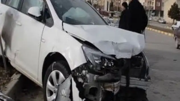 İki otomobil çarpıştı: 9 yaralı