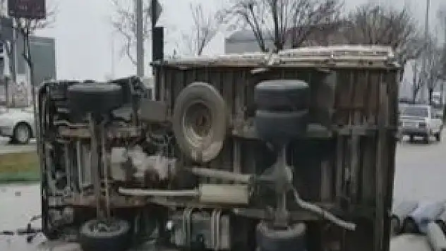 Kamyonetler çarpıştı, sanayi tüpleri yola savruldu