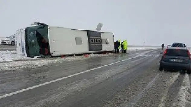 Kırşehir'de iki yolcu otobüs devrildi: 57 yaralı