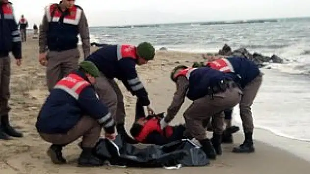 Ayvalık'ta göçmenleri taşıyan bot battı: 8 ölü