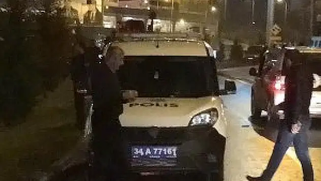 Eyüp'te polis aracına ateş edildi