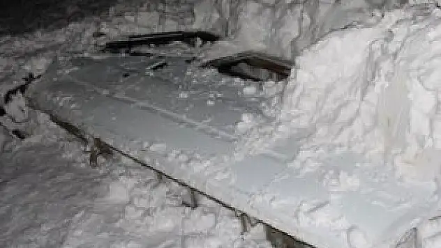 Minibüs çığ altında kaldı: 1 ölü