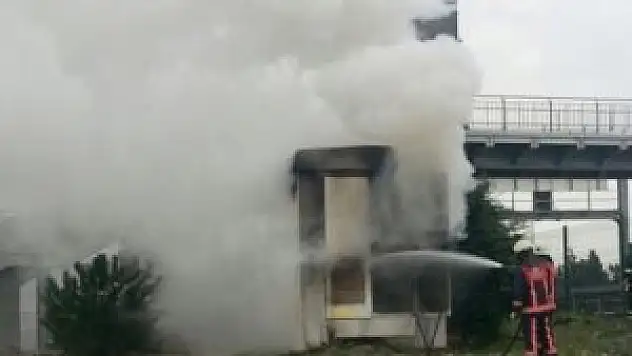 Metrobüs durağı yanında trafo patladı