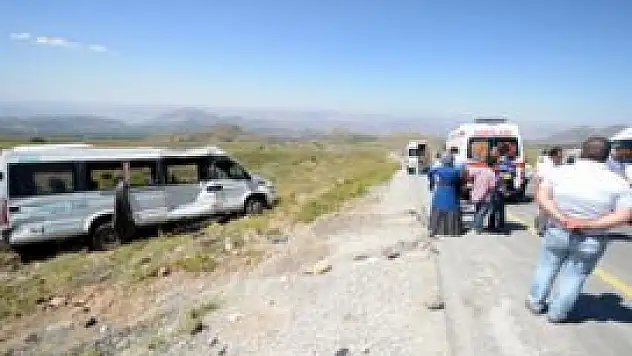 Kur'an kursu öğrencilerini taşıyan minibüs devrildi