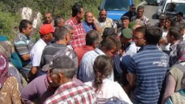 Köylüler yolu trafiğe kapattı