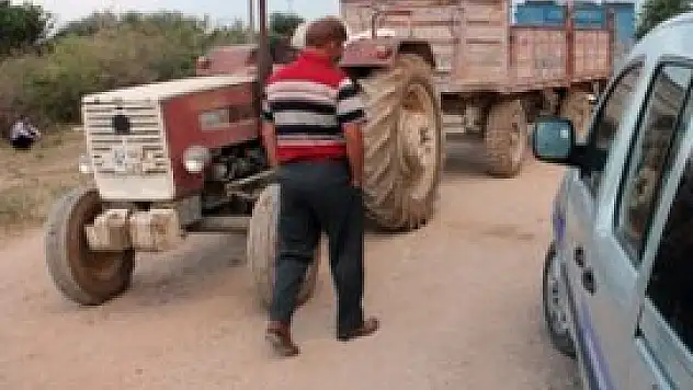 Üzerinden düştüğü traktörün altında öldü