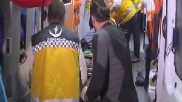 İki kamyonet kafa kafaya çarpıştı: 1 ölü, 2 yaralı