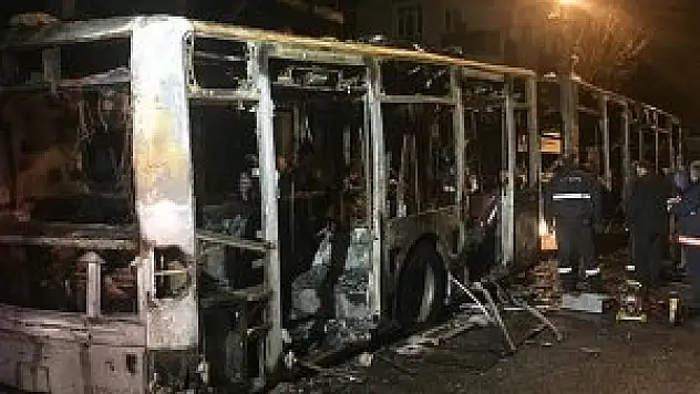Gazi Mahallesi'nde belediye otobüsü yakıldı