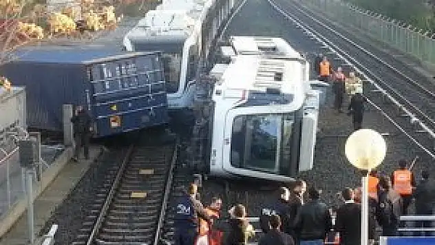İzmir'de metro devrildi: Çok sayıda yaralı var