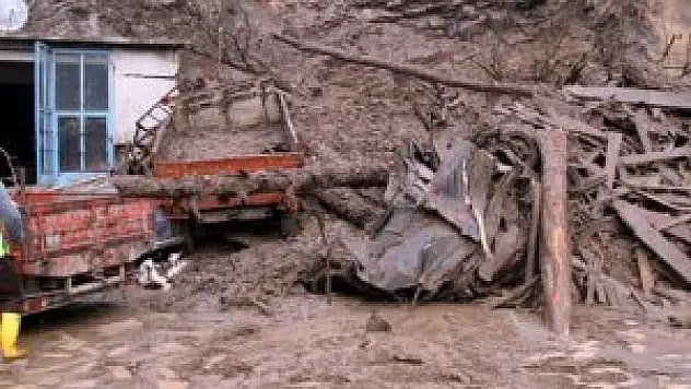 Heyelanda 11 araç toprak altında kaldı