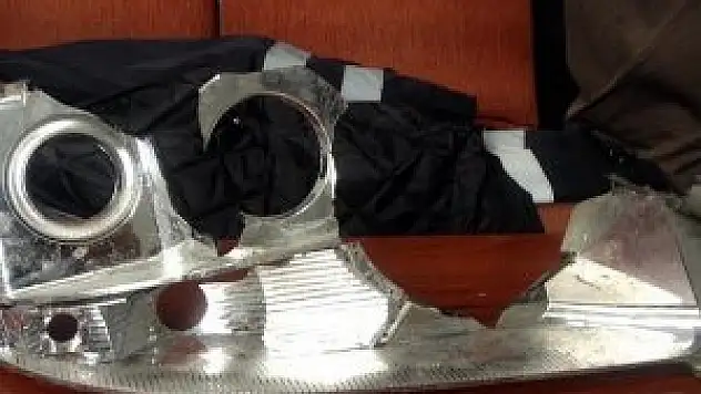 Kaza yapan aracı kırık far parçaları ele verdi