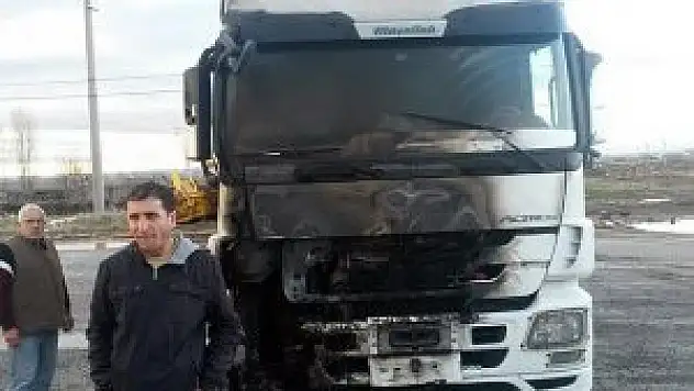 Şırnak'ta teröristler yol kesip tır yaktı