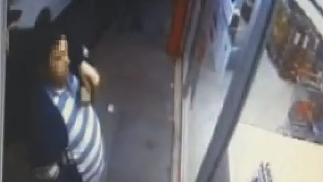 Elindeki telefonu böyle kaptırdı