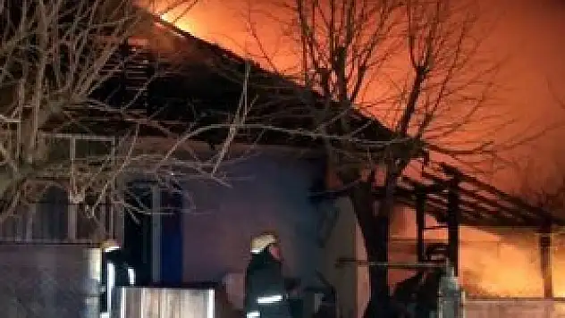 Yaşlıların kaldığı ev alev alev yandı!