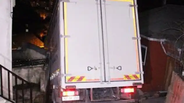 Dar sokakta sıkışan kamyon 3 saatte kurtarılabildi