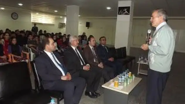 Yazar Ali Erkan Kavaklı Seydişehir'de konferans verdi