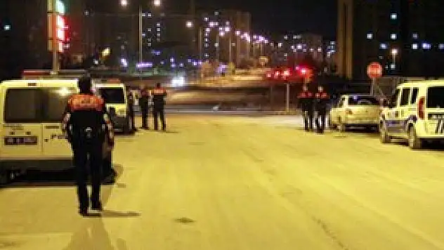 Dur ihtarına uymayan otomobile polis ateş açtı