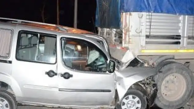 Otomobil, yolda arızalanan TIR'ın altına girdi