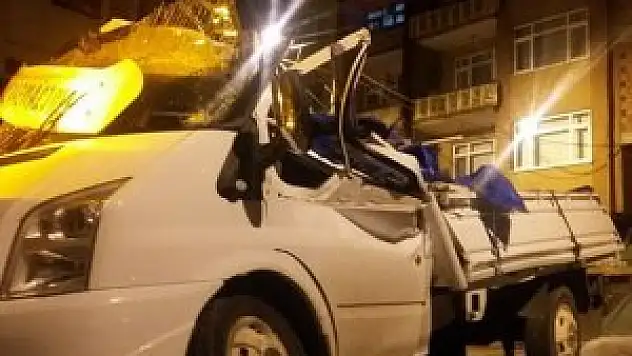 Seyir halinde ilerlerken üzerine kaya düştü!