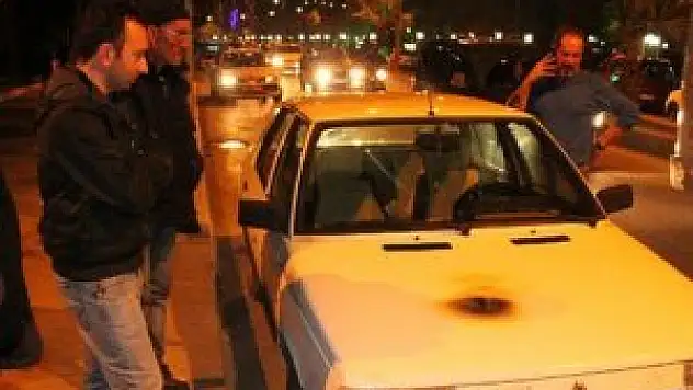Aracında çıkan yangına 'şaka yapıyorlar' diye inanmadı