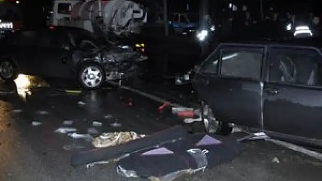 Kayganlaşan yolda duramayan 2 araç, tankerin altına girdi!