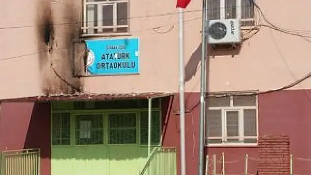 Teröristler yine okullara saldırdı