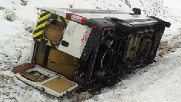 Cenazeye giden minibüs şarampole devrildi: 8 yaralı