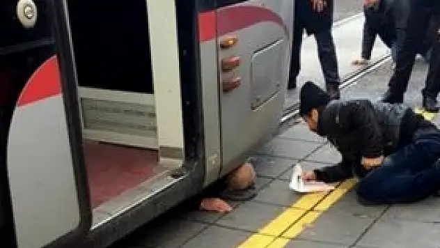 Tramvayın altında kalan bir kişi yaralandı