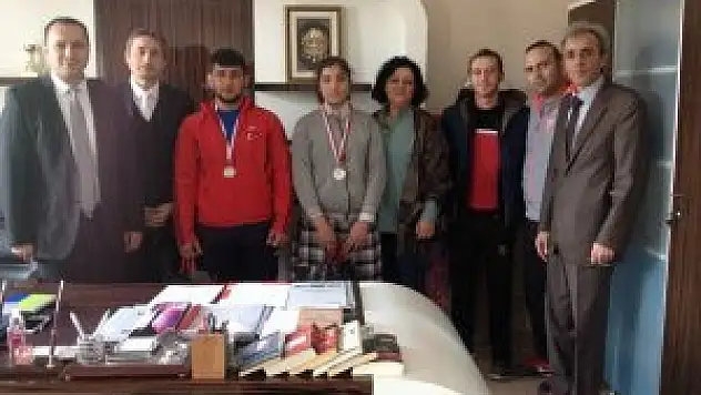 Yunak'ta şampiyonada dereceye giren öğrencilere ödül