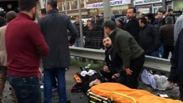 Otomobil, servis minibüsüne çarptı: 1'i ağır 17 yaralı