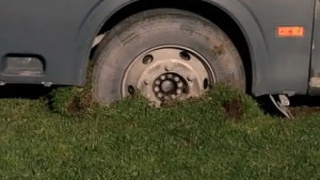 Yolcu dolu minibüs devrilmekten son anda kurtuldu