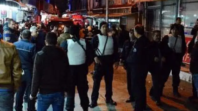 İtfaiye ekibi sokağa giremeyince ortalık karıştı