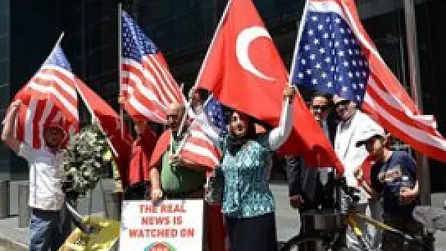 ABD'deki Türkler CNN'i protesto etti