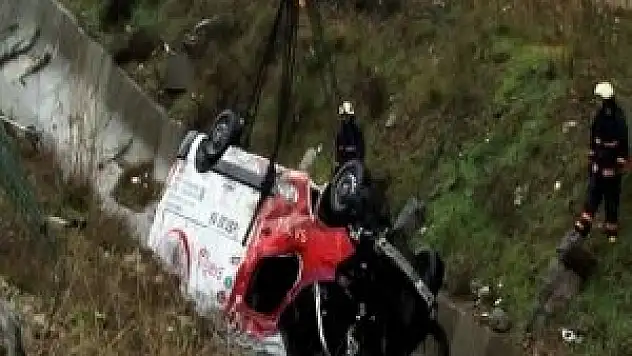 Başakşehir'de minibüs dereye uçtu: 2 ölü, 2 yaralı