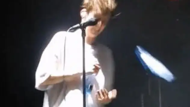 Ünlü şarkıcıya sahnede büyük şok!