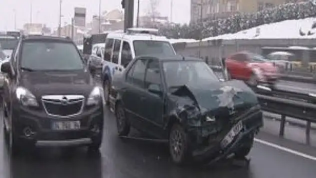 Direksiyon başında uyuyan sürücü, trafiği birbirine kattı