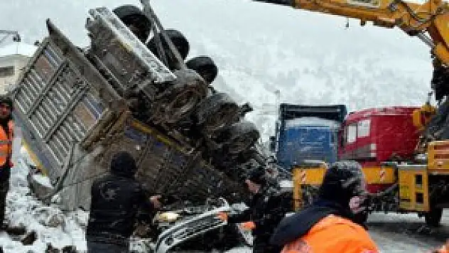Alçı yüklü TIR otomobilin üzerine devrildi: 2 ölü