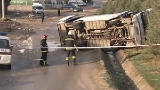 Öğrenci servisi buzlu yolda devrildi: 11 yaralı