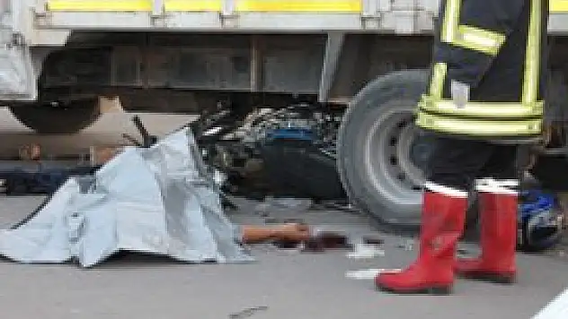 Motosikletli kamyonetin altında can verdi