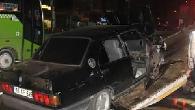 Hızla gelen araç otobüse çarptı: 1 ölü