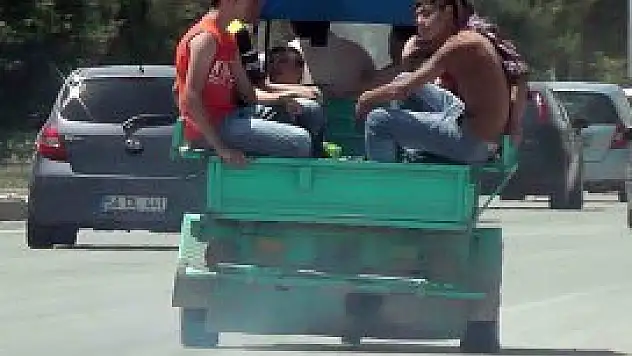 Triportör kasasında tehlikeli yolculuk