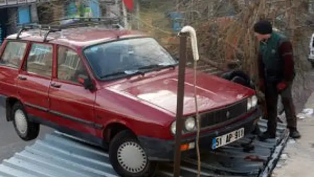 El freni çekilmeyen otomobil muhtarlığın çatısına düştü