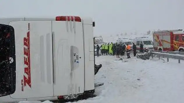 Elmadağ'da yolcu otobüsü devrildi: 25 yaralı