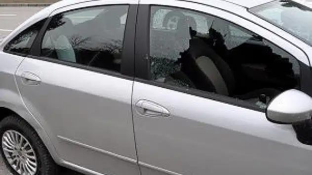 Otomobilin lastiğini patlatıp 120 bin lirayı çaldılar