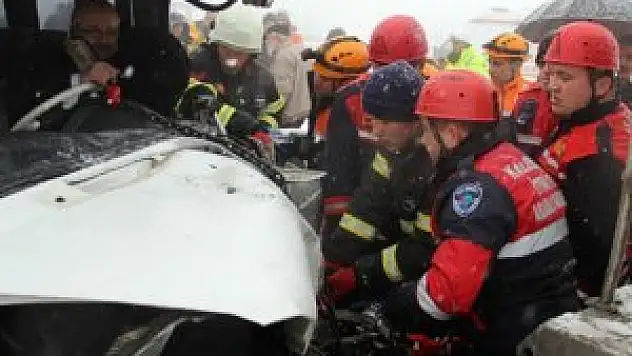 Yolcu minibüsü kamyona çarptı: 11 yaralı