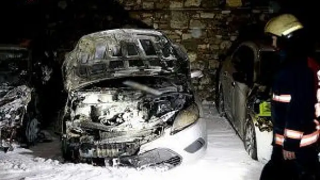 Kumkapı'da 7 araç kundaklandı