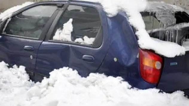 Çatıdan düşen kar kütlesi arabayı hurdaya çevirdi