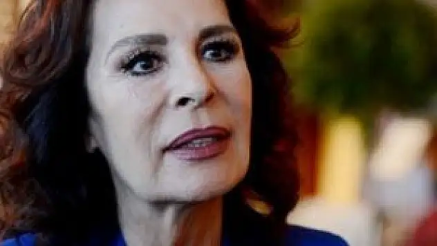 Hülya Koçyiğit'ten sanatçı geçinenlere gönderme!