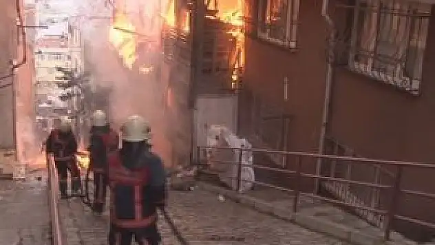 Metruk binadaki yangın mahalleliyi sokağa döktü