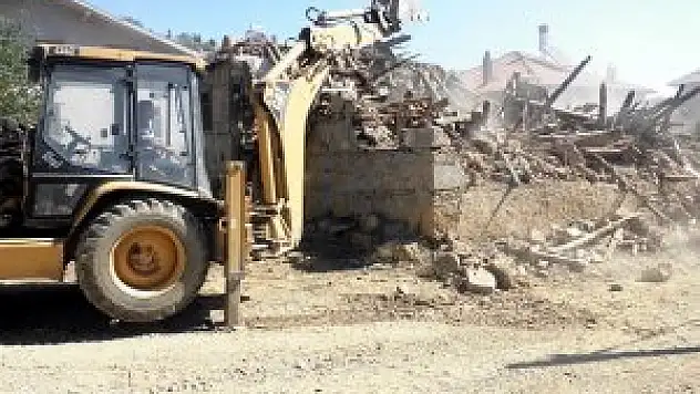 Seydişehir Belediyesi harabe evleri yıkıyor